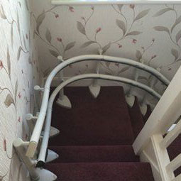 Curved-stairlifts-contentimage-278-255_ABKw2S5vR5WFXcWIwiqX-278x255-320w